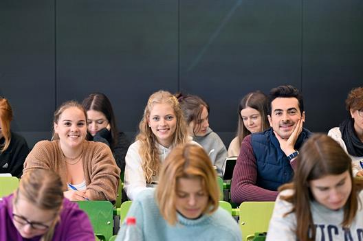Junge Menschen in  einem Hörsaal der Hochschule Düsseldorf